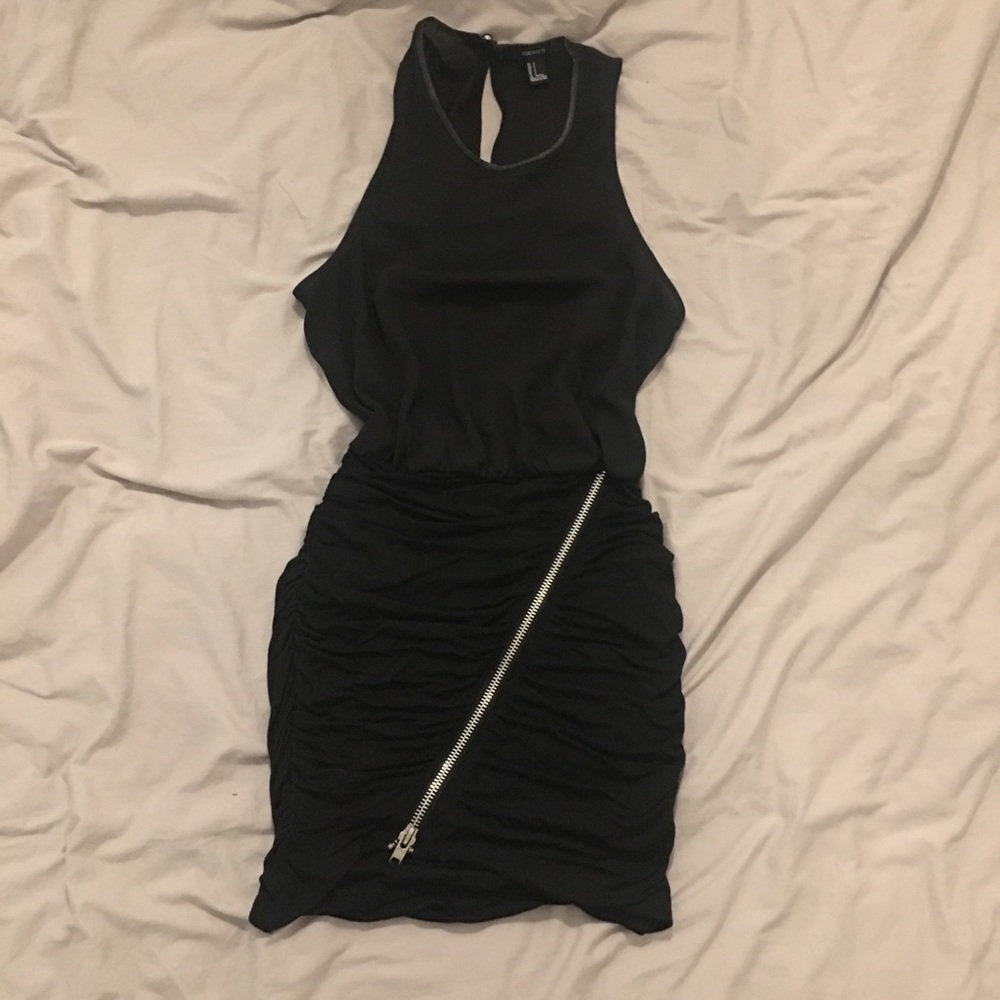 🚚Sexy black dress w/ zipper accent. Forever21 (S)